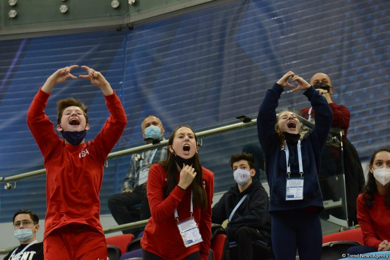 Лучшие моменты заключительного дня Всемирных соревнований среди возрастных групп по прыжкам на батуте и тамблингу в Баку