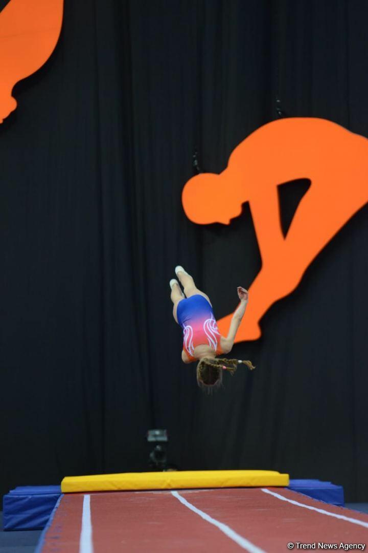 Лучшие моменты заключительного дня Всемирных соревнований среди возрастных групп по прыжкам на батуте и тамблингу в Баку