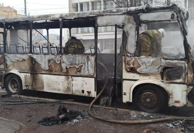 В России полный людей автобус загорелся на ходу