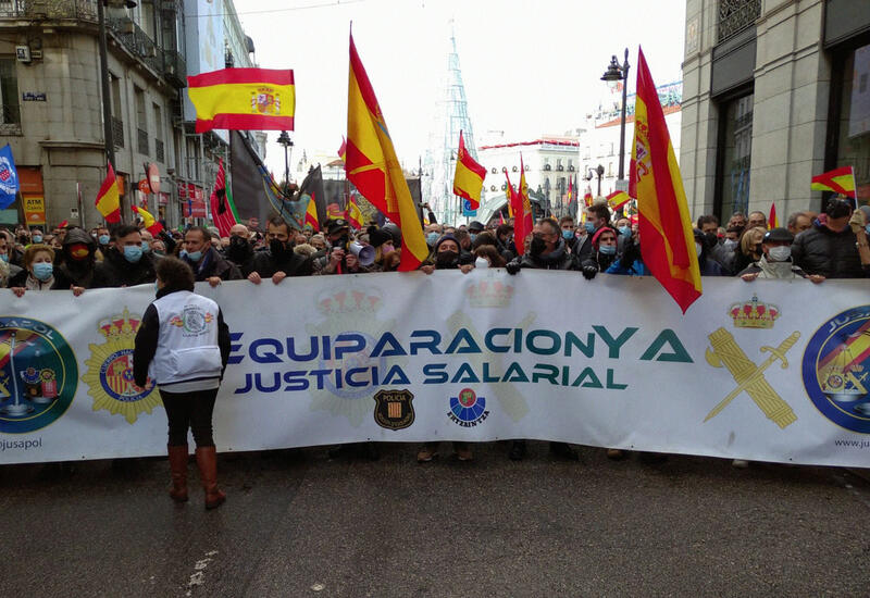 В Испании десятки тысяч полицейских вышли на акцию протеста