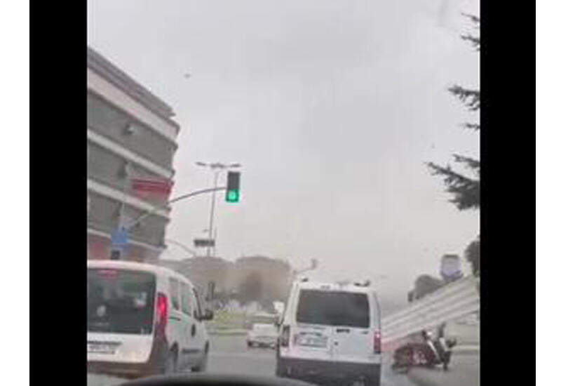 Ураган в Стамбуле: сорванная крыша упала на мотоциклистов
