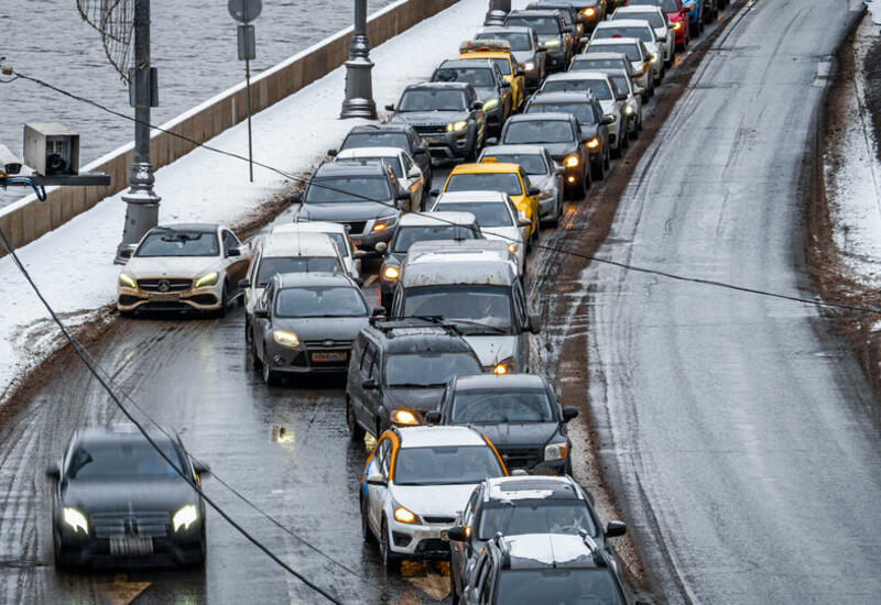 Санкт-Петербург встал в 10-балльных пробках из-за мощного снегопада