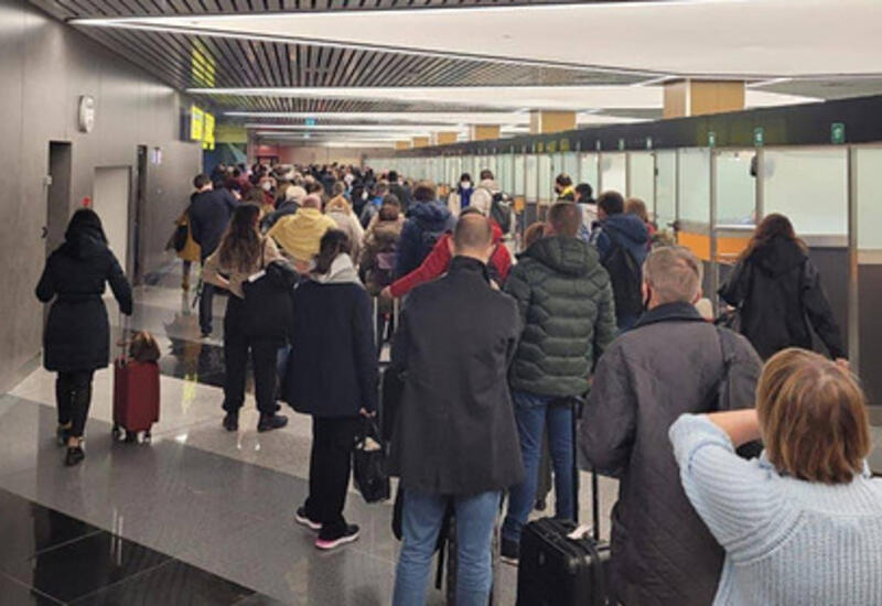 В московском аэропорту образовались гигантские очереди