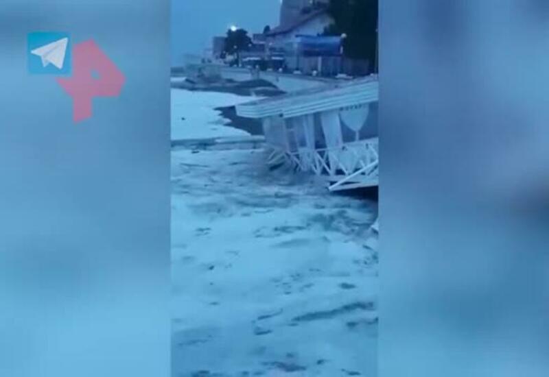Из-за разрушительного шторма в Сочи пляж и кафе смыты в море