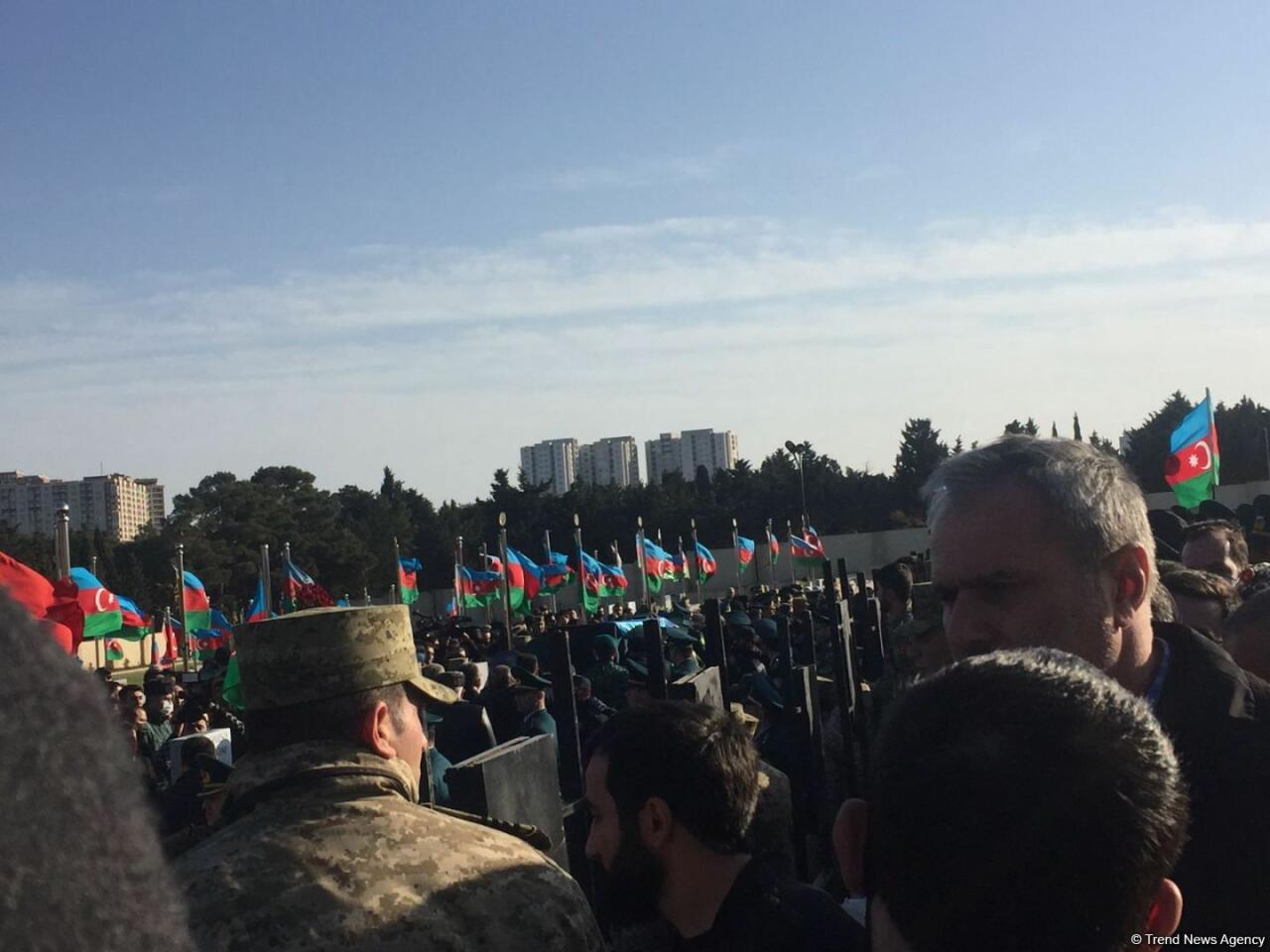 Прошли похороны погибших в крушении военного вертолета на II Аллее шехидов