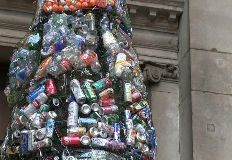 В лондонском Сити представили новогоднюю ёлку из отходов