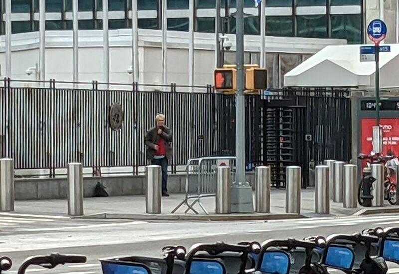 Вооруженный мужчина у штаб-квартиры ООН в Нью-Йорке передал силовикам неизвестный свёрток