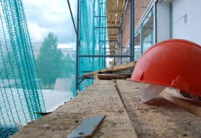 Строители спасли сорвавшегося с крыши монтажника в Москве