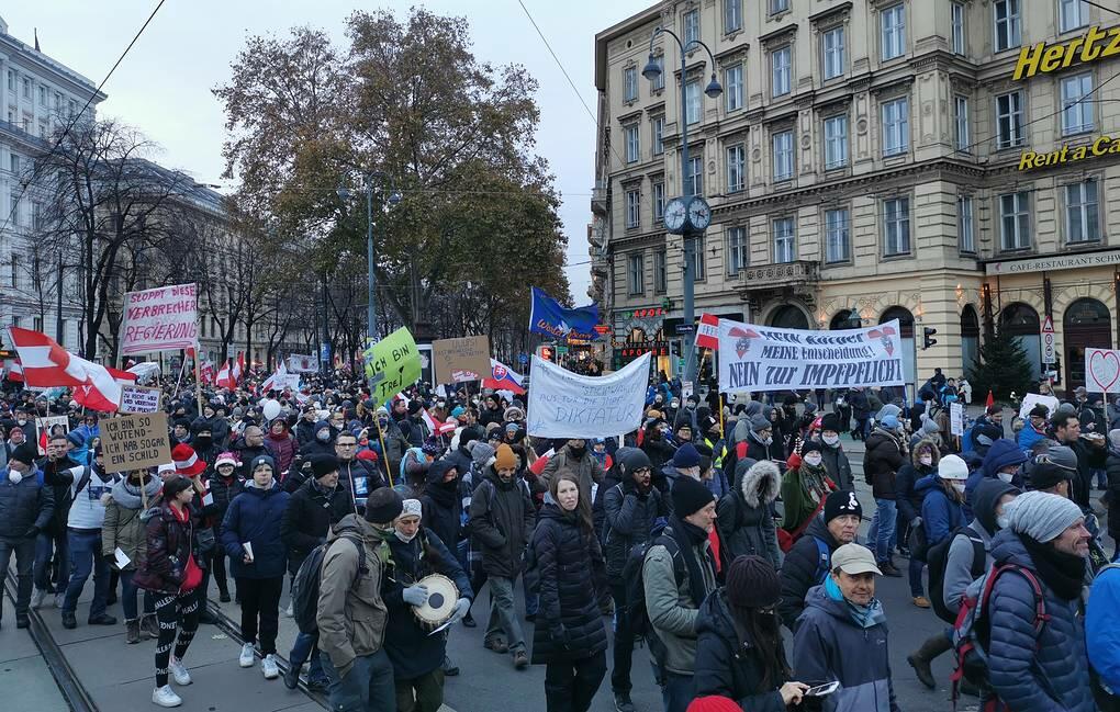 В Вене на протесты против обязательной вакцинации от ковида вышли десятки тысяч человек