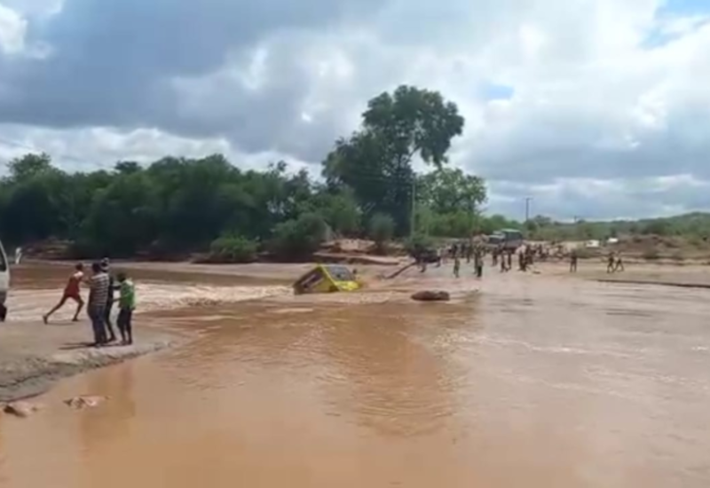 В Кении автобус упал с моста в реку, много погибших