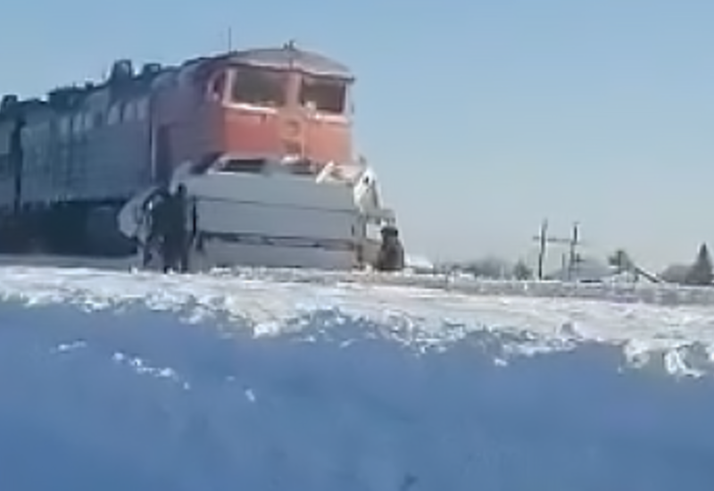В России локомотив столкнулся со скорой на ж/д переезде