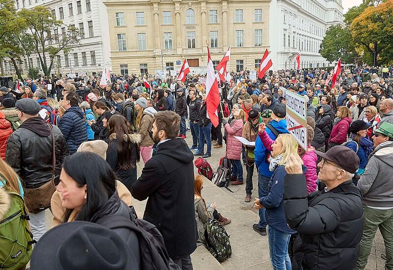В Вене на протесты против обязательной вакцинации от коронавируса вышли тысячи человек