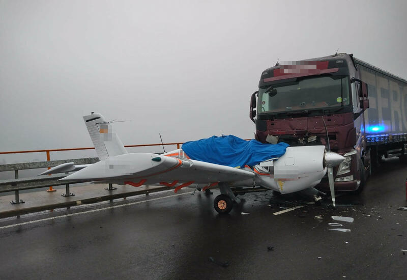 В Германии 72-летний пилот посадил одномоторный самолет на автомобильный мост