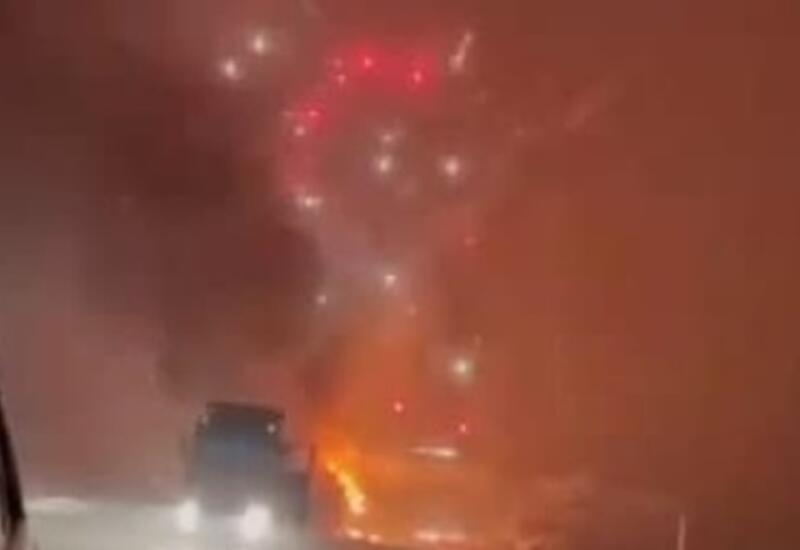 В Казахстане загорелся грузовик с фейерверками