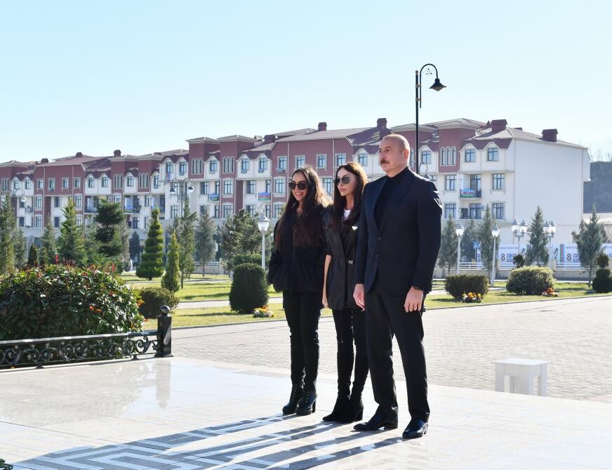 Президент Ильхам Алиев и Первая леди Мехрибан Алиева посетили памятник великому лидеру Гейдару Алиеву в Губинском районе