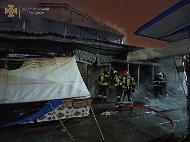 Крупный пожар на рынке в Киеве
