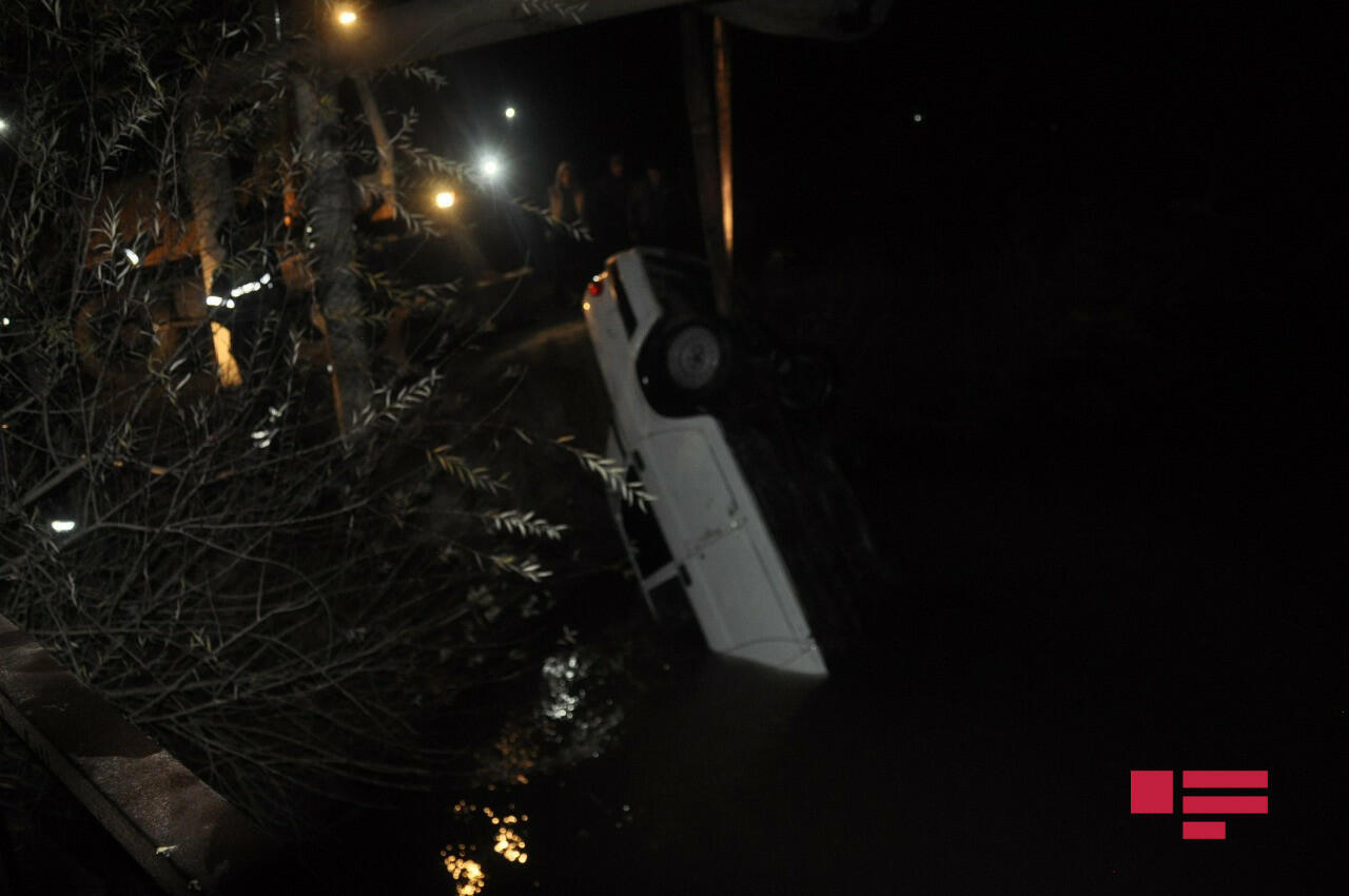 В Азербайджане автомобиль упал в канал - есть погибшие