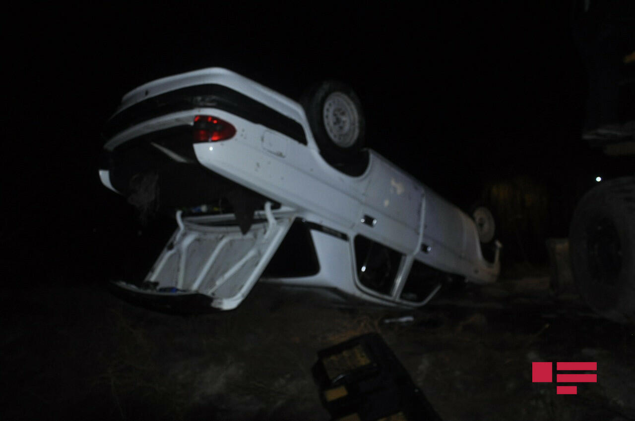 В Азербайджане автомобиль упал в канал - есть погибшие