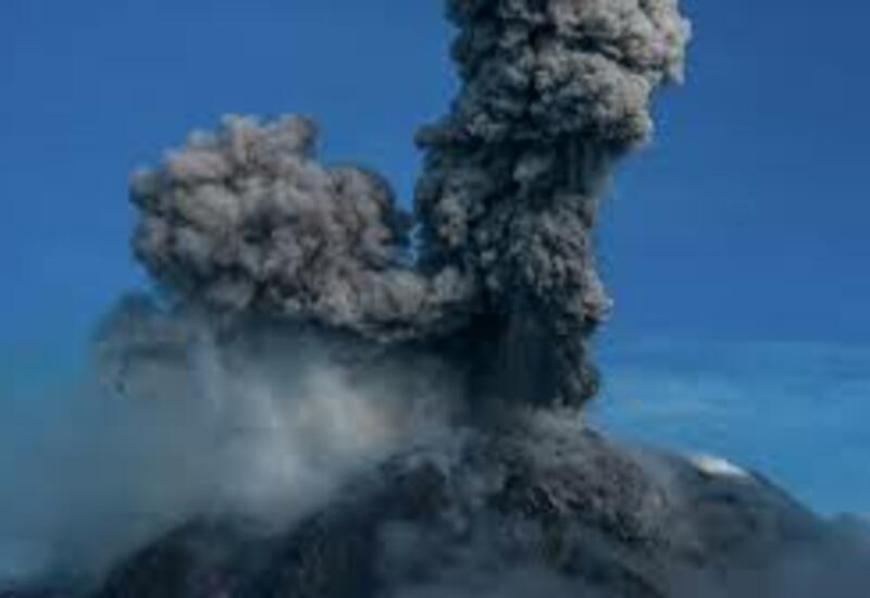 Извержение вулкана в Индонезии вызвало "дождь" из камней и пепла
