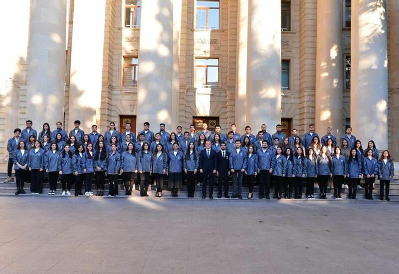 Глава МИД Азербайджана встретился с волонтерами дипломатии