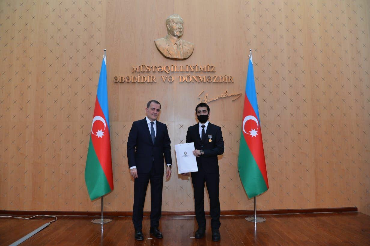 Глава МИД Азербайджана встретился с волонтерами дипломатии