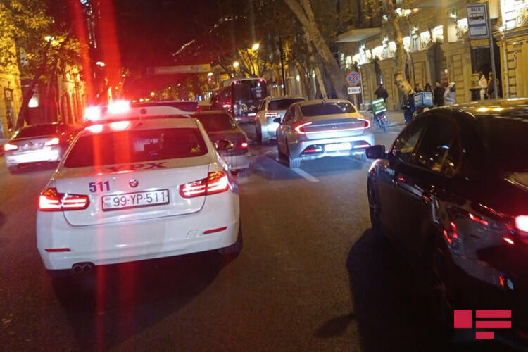 В центре Баку столкнулись 4 автомобиля, есть пострадавший