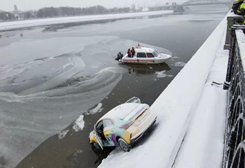 В Москве автомобиль упал в реку