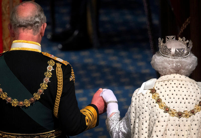 Елизавета II начала оформлять передачу власти принцу Чарльзу