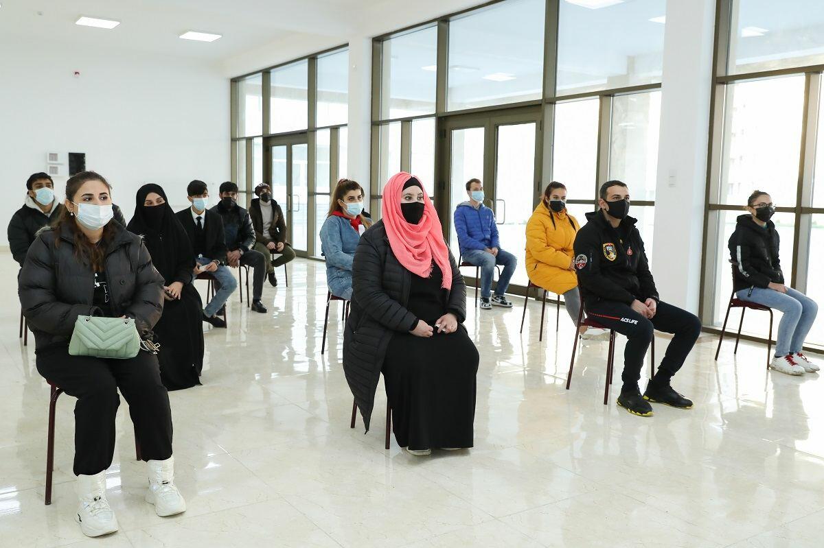 Группе воспитанников детдомов в Азербайджане дали квартиры