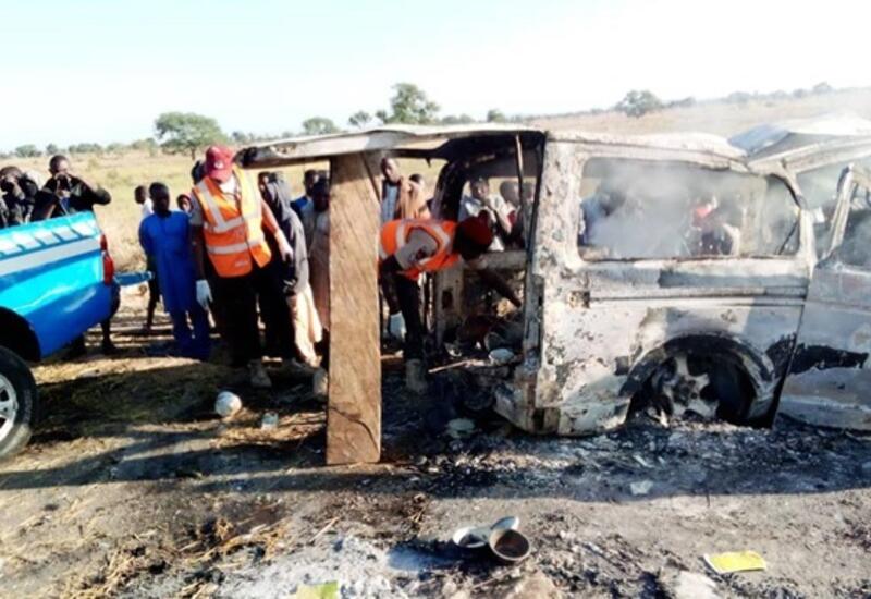 В Нигерии подожгли пассажирский автобус,