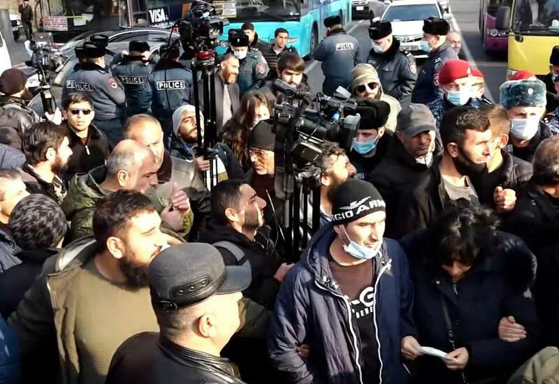 Полиция задерживает протестующих в Ереване