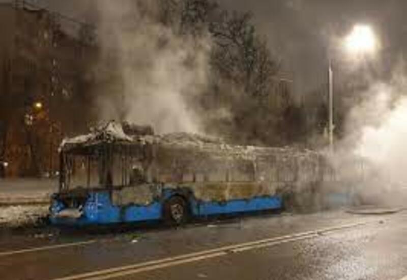 На севере Москвы сгорел автобус