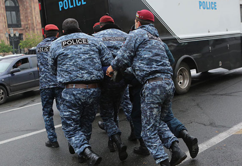 Протестующих радикалов выгнали из здания МИД Армении