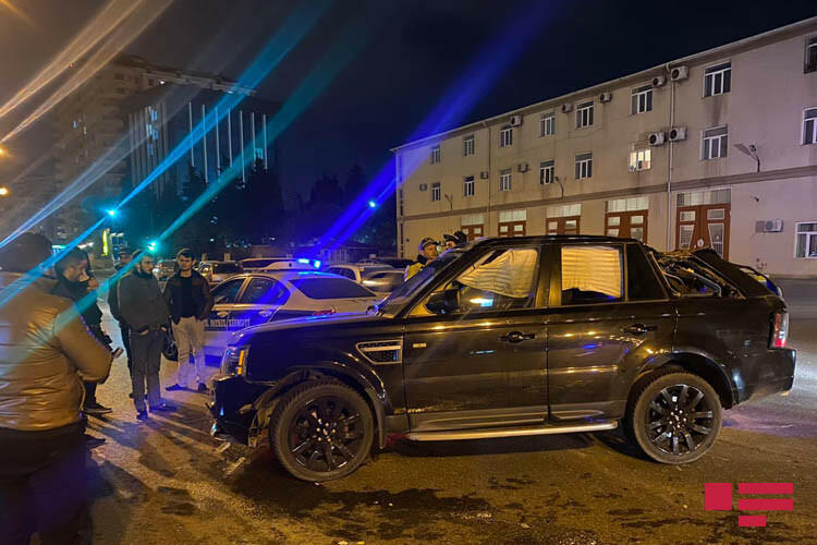 В Баку Range Rover столкнулся с тремя автомобилями и перевернулся