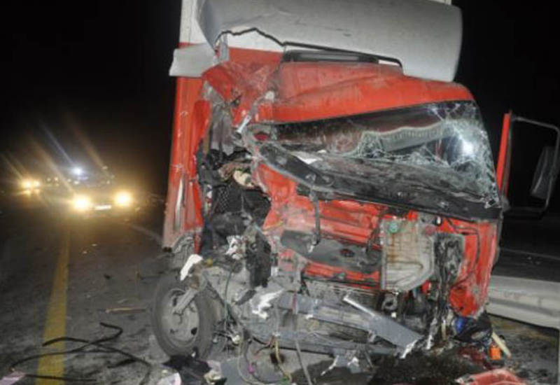 В Гаджигабуле столкнулись грузовики, есть погибший и раненые
