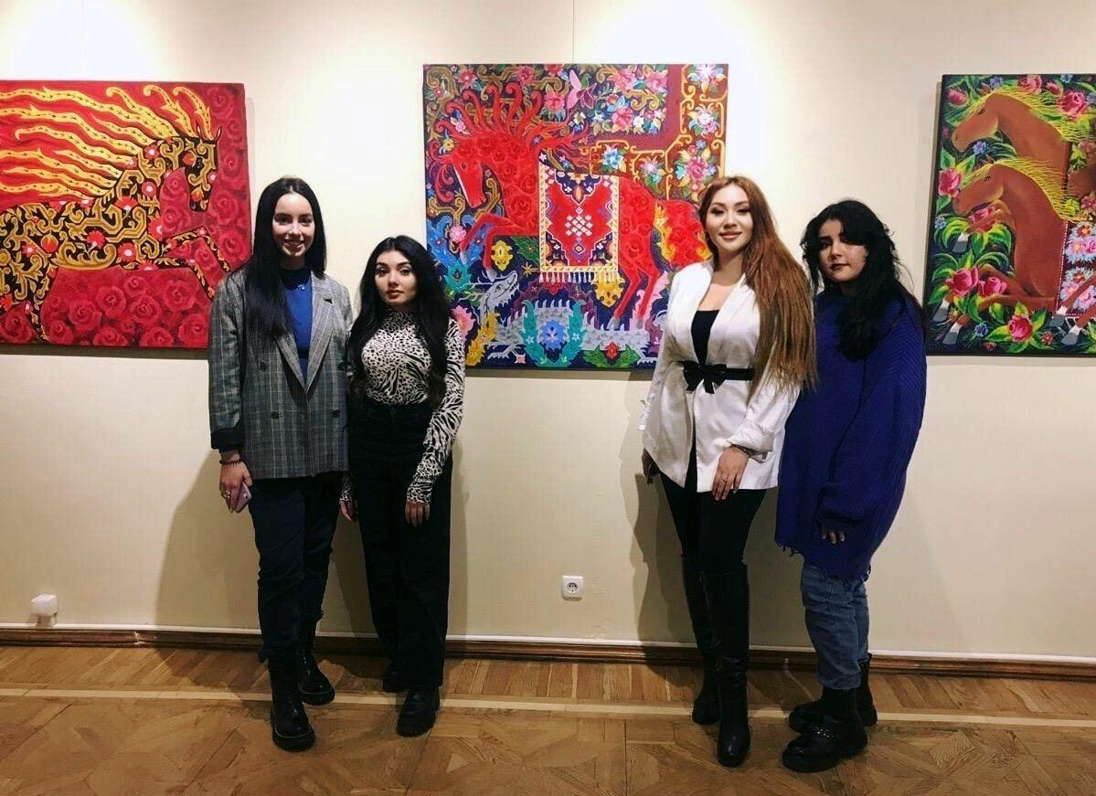 Ковровые узоры азербайджанского художника представлены в Украине