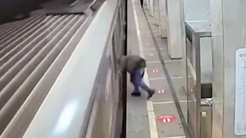 Скинул в метро. Человек упал на рельсы в метро.