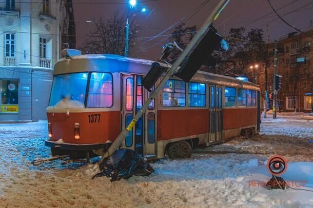В Украине трамвай переехал женщину и снес светофор