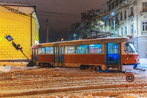 В Украине трамвай переехал женщину и снес светофор