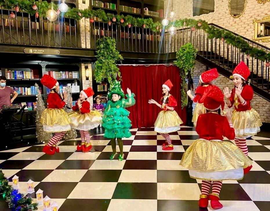 Бакинский книжный центр организовал новогоднее представление для детей