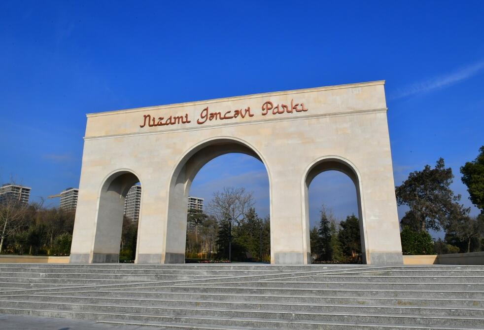 Президент Ильхам Алиев и Первая леди Мехрибан Алиева ознакомились с условиями, созданными после реконструкции в парке Низами Гянджеви