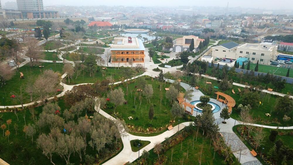 Президент Ильхам Алиев и Первая леди Мехрибан Алиева ознакомились с условиями, созданными после реконструкции в парке Низами Гянджеви