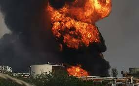 Сильный пожар произошел на нефтеперерабатывающем заводе в Мексике