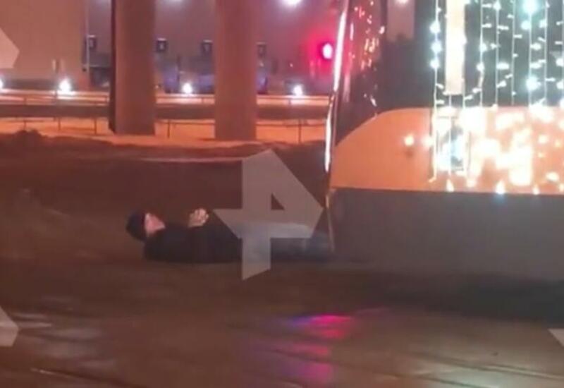 Пьяный мужчина лег перед трамваем в Москве с требованием пустить его