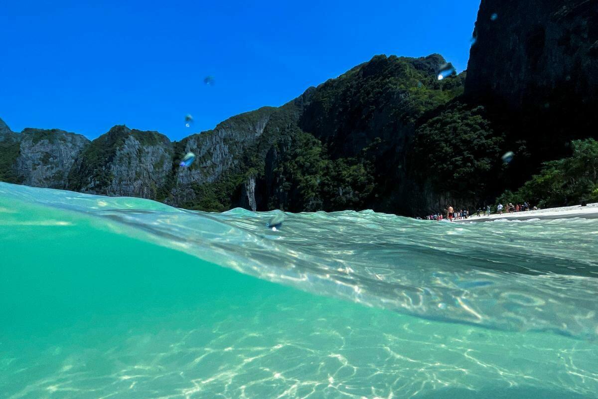 Пляж Майя Бэй в Таиланде вновь открыт для туристов
