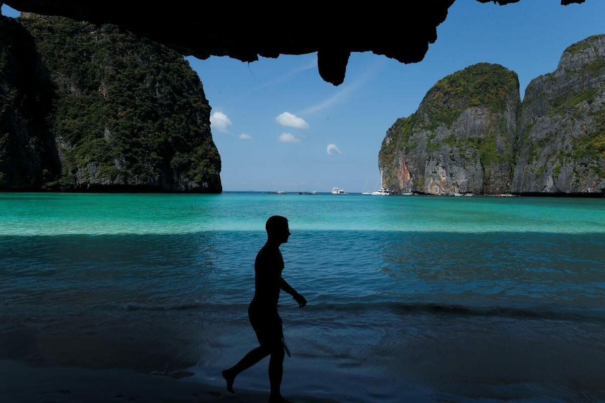 Пляж Майя Бэй в Таиланде вновь открыт для туристов