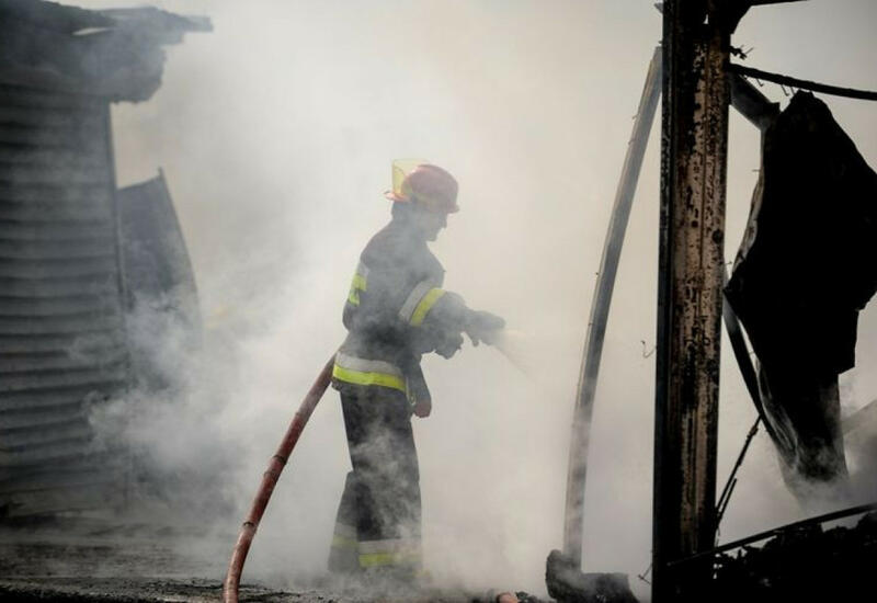 Пожар в Баку, один человек отравился дымом