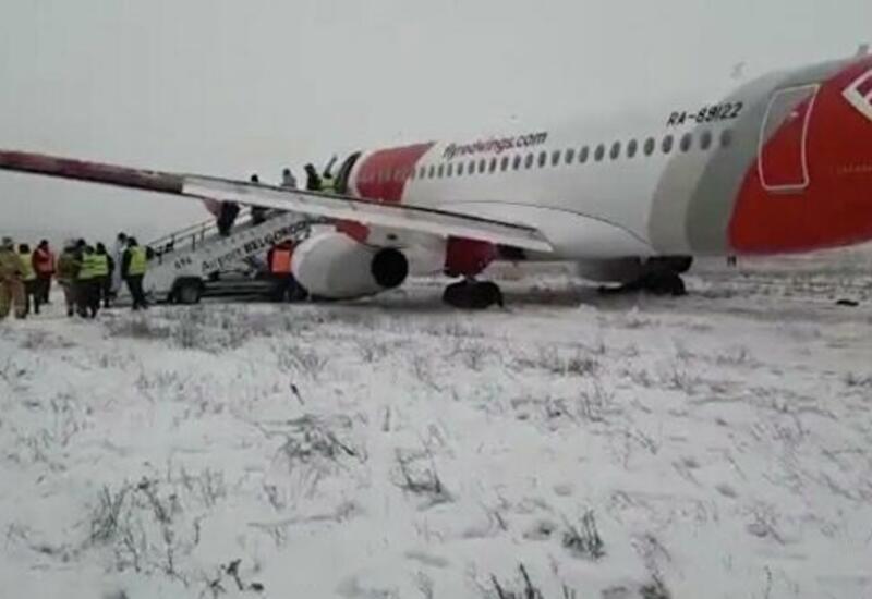 В российском аэропорту самолет выкатился за пределы взлетно-посадочной полосы