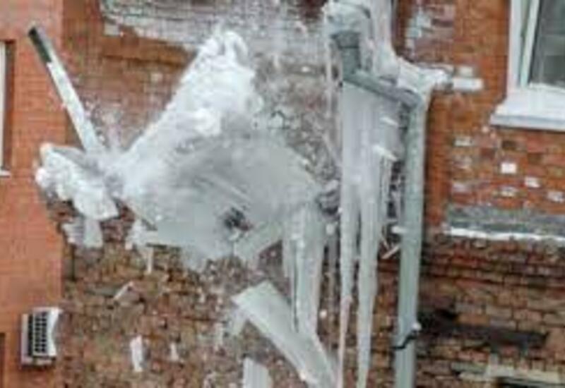 Глыба льда упала девушке на голову в Петербурге
