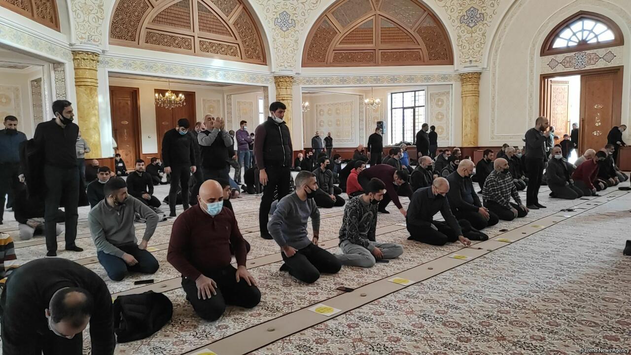 Верующие поблагодарили Президента Ильхама Алиева за условия, созданные в мечети «Ханым Фатимеи Захра»